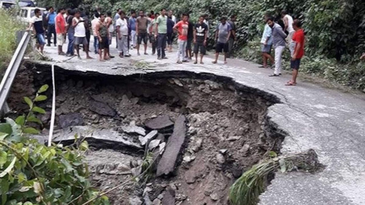 টানা বৃষ্টিতে ফুসছে তিস্তা, বিপর্যস্ত সিকিমে বিপদে পর্যটকেরা